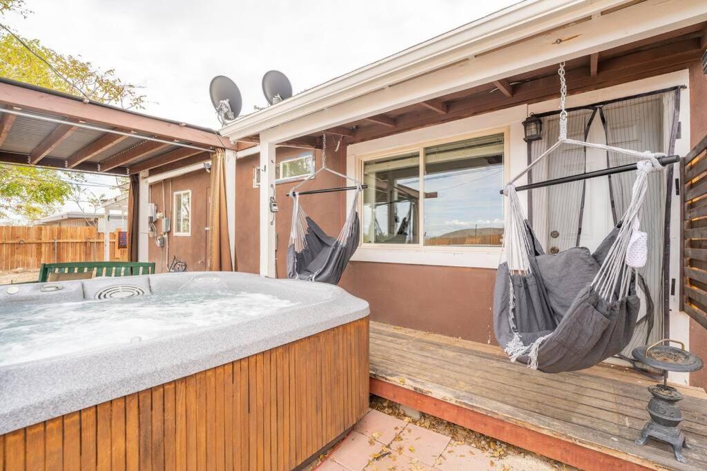 ジョシュア・ツリー Palm Vista Retreat *Hot Tub/Cowboy Pool/Hammocks*ヴィラ エクステリア 写真