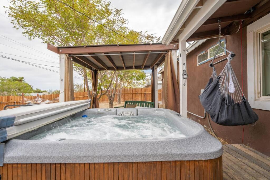 ジョシュア・ツリー Palm Vista Retreat *Hot Tub/Cowboy Pool/Hammocks*ヴィラ エクステリア 写真